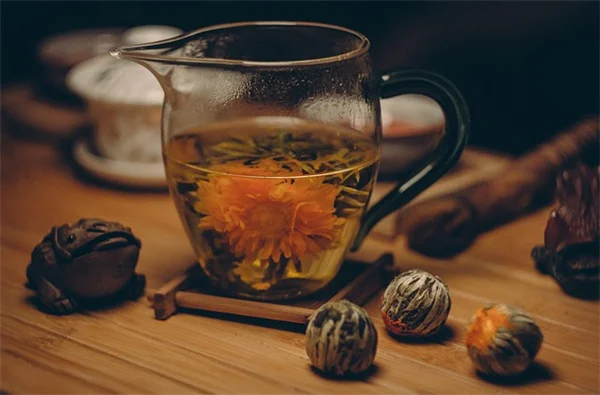 【私が検証】バナナの皮で観葉植物の葉を拭くのは本当に効果的？科学的に解説